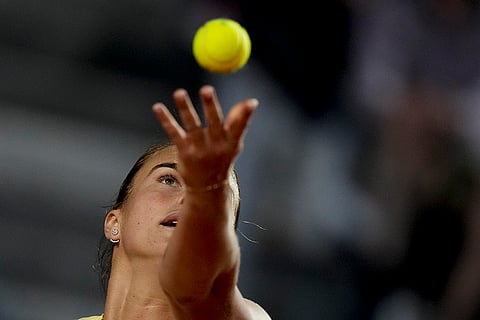 Aryna Sabalenka serves the ball to Danielle Collins